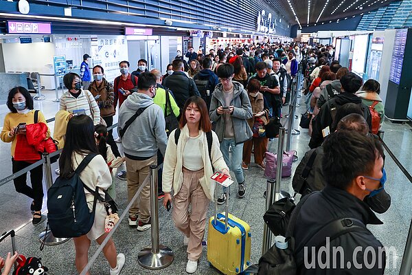 疫後航空業快速復甦,桃園機場公司昨(24)日公布統計,去年桃機服務旅客量達3,535.4萬餘人次,為疫前2019年的73.1%,在復甦力道強勁下,預估今年可達4,000萬人次以上。記者黃仲明/攝影