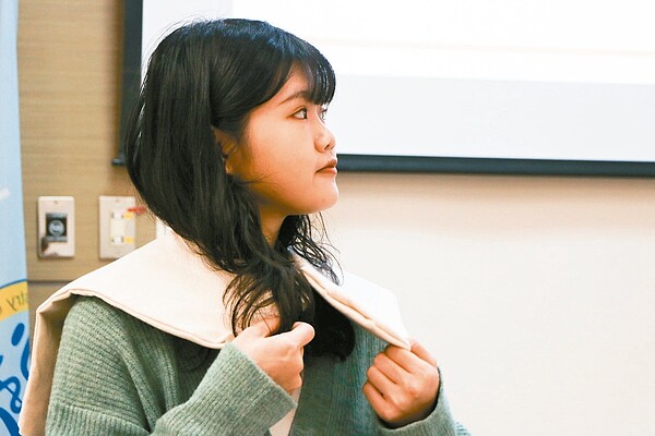 熱敷墊直接接觸到皮膚表面時,溫度應於40℃至45℃之間。記者賴昀岫/攝影