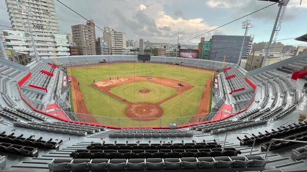 新竹棒球場工程受到各界矚目，目前還未啟動全場換土改善方案。圖／聯合報系資料照片