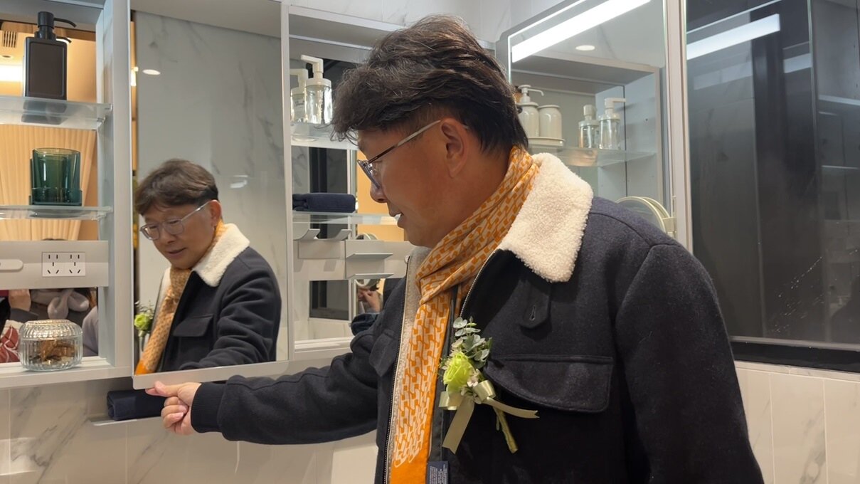 ▼姚連地帶看樣品屋時,強調將豪宅的品質與配備,也規劃在目前的剛需產品中。(圖/<a href="https://house.ebc.net.tw/" target="_blank">EBC地產王</a>張琬聆攝)