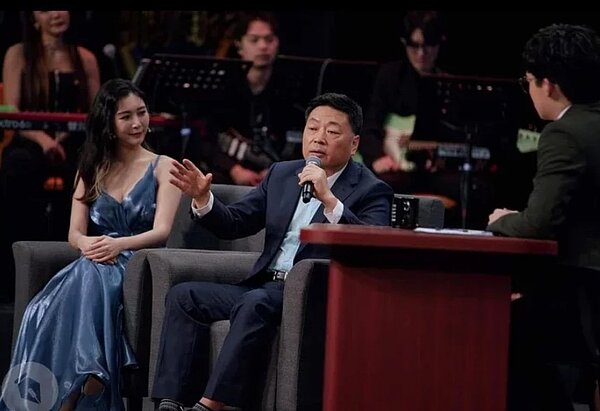 王志安（中）上「賀瓏夜夜秀」引發爭議。圖／取材自臉書
