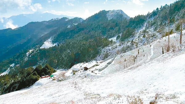 雪山主峰路線上的三六九山莊周邊海拔約3150公尺,昨天上午氣溫約0度,積雪最深達30公分。圖/雪霸國家公園管理處提供、保育志工鄭朝雄拍攝