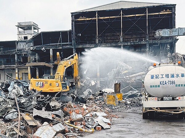 桃園市泰豐輪胎中壢廠房拆除工程導致黑色揚塵,現場雖有灑水車抑制粉塵飛散,桃園市環保局將加強稽查,若發現工程導致產生明顯粒狀汙染物,將依法開罰。圖/民眾提供