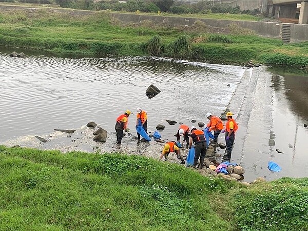 科慕公司桃園觀音廠日前鹽酸管線破裂汙染大堀溪，由於去年關廠後狀況連連，桃園市政府將跨局處加強監督業者後續撤廠事宜。圖／環保局提供
