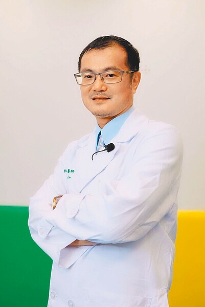 恩主公醫院兒童發展早療中心主任林宏琪醫師表示,1歲以下的孩子手部發展靈活度不足,若加上溼透的口罩失去通氣作用,確實可能增加呼吸困難的風險。圖/林宏琪提供