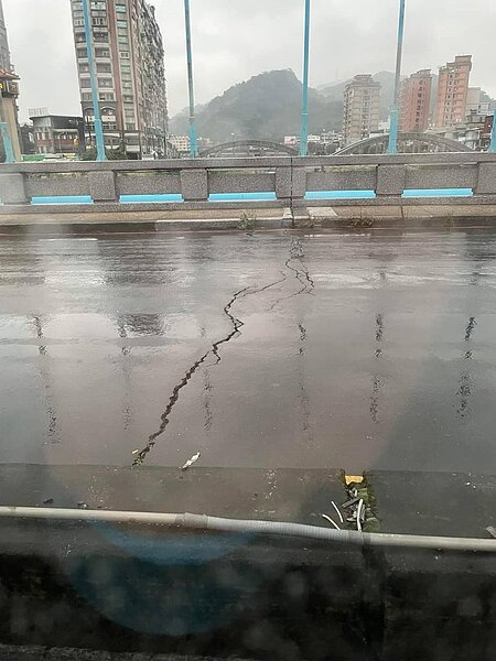 有民眾拍下新北市三峽大橋橋面上裂開兩公分，嚇壞不少用路人。圖／iBeta愛北大社團臉書翻攝