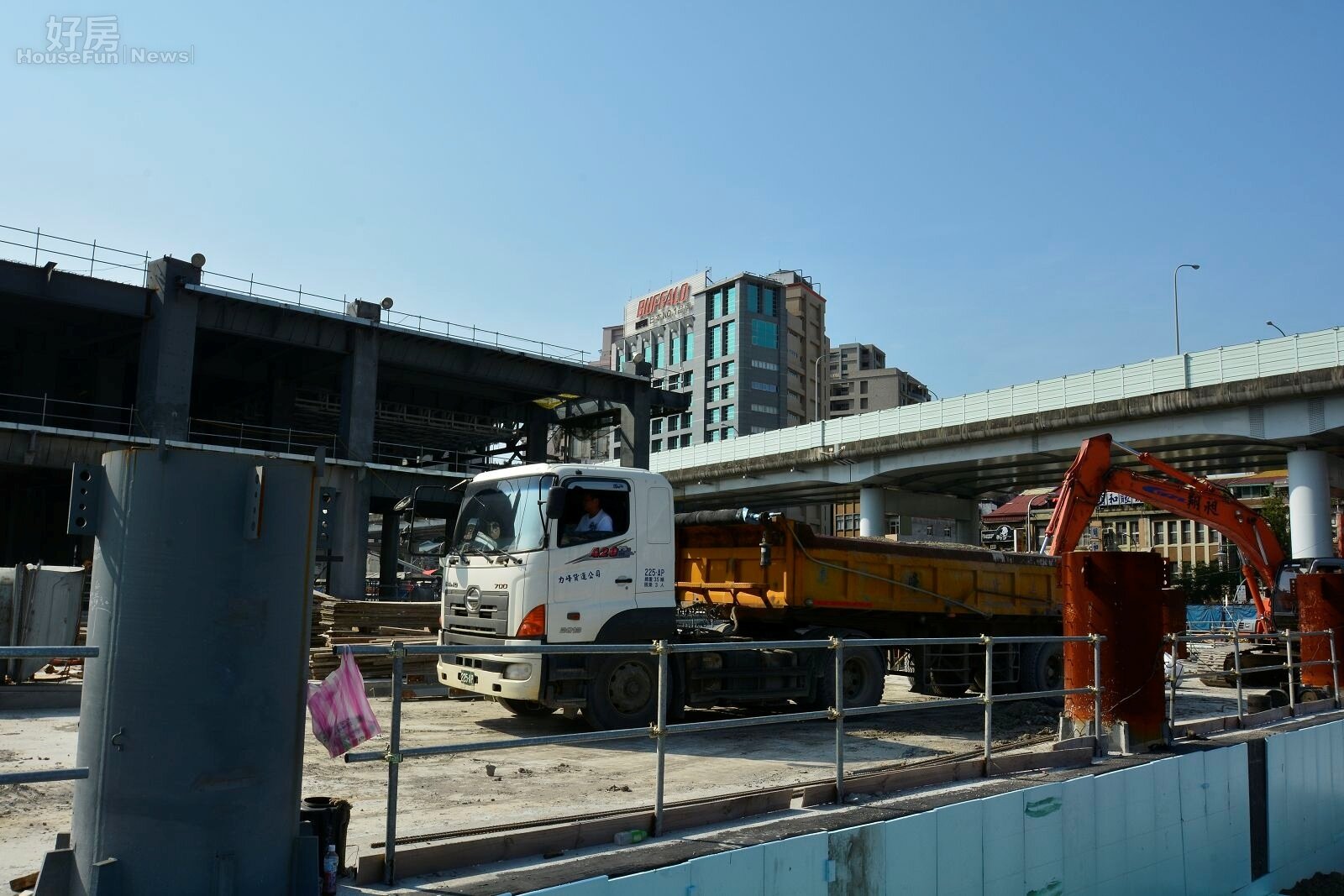 台北市中正區雙棟摩天大樓位於重慶北路與市民大道路口,原預計完工後取代星光摩天大樓,卻因弊案的發生造成工程延宕,其中涉案人員有,台北市府財政局長邱大展、台北市議員賴素如、太極雙星負責人何岳儒、太極雙星發言人王佑仁等人多人涉案,圖為D1預定地,雙子星弊案。(好房News記者 陳韋帆/攝影)