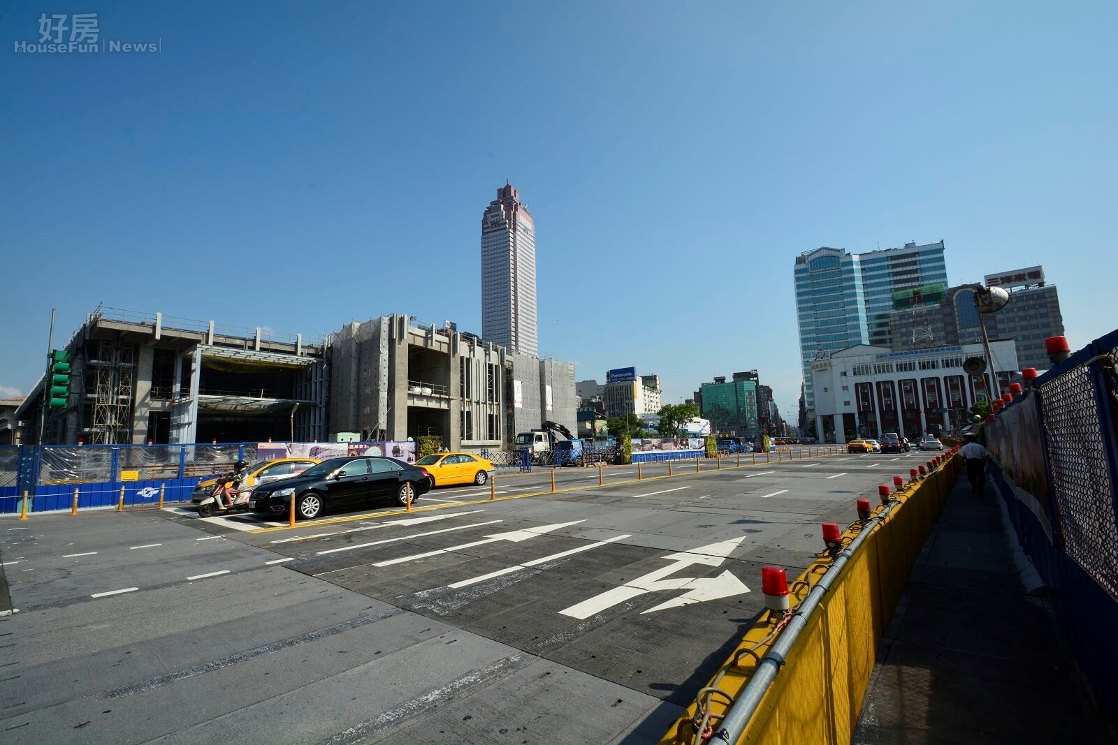 台北市中正區雙棟摩天大樓位於重慶北路與市民大道路口,原預計完工後取代星光摩天大樓,卻因弊案的發生造成工程延宕,其中涉案人員有,台北市府財政局長邱大展、台北市議員賴素如、太極雙星負責人何岳儒、太極雙星發言人王佑仁等人多人涉案,圖左為C1預定地,右為D1預定地,雙子星弊案。(好房News記者 陳韋帆/攝影)