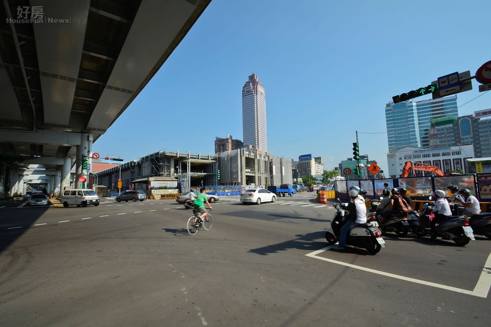 台北市中正區雙棟摩天大樓位於重慶北路與市民大道路口,原預計完工後取代星光摩天大樓,卻因弊案的發生造成工程延宕,其中涉案人員有,台北市府財政局長邱大展、台北市議員賴素如、太極雙星負責人何岳儒、太極雙星發言人王佑仁等人多人涉案,圖右為C1預定地,左為市民大道,雙子星弊案。(好房News記者 陳韋帆/攝影)