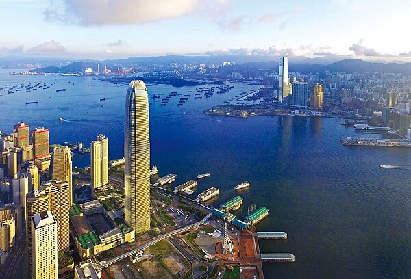 中國人民銀行24日宣布推出「三聯通、三便利」六項措施,以鞏固和提升香港國際金融中心地位。圖/新華社