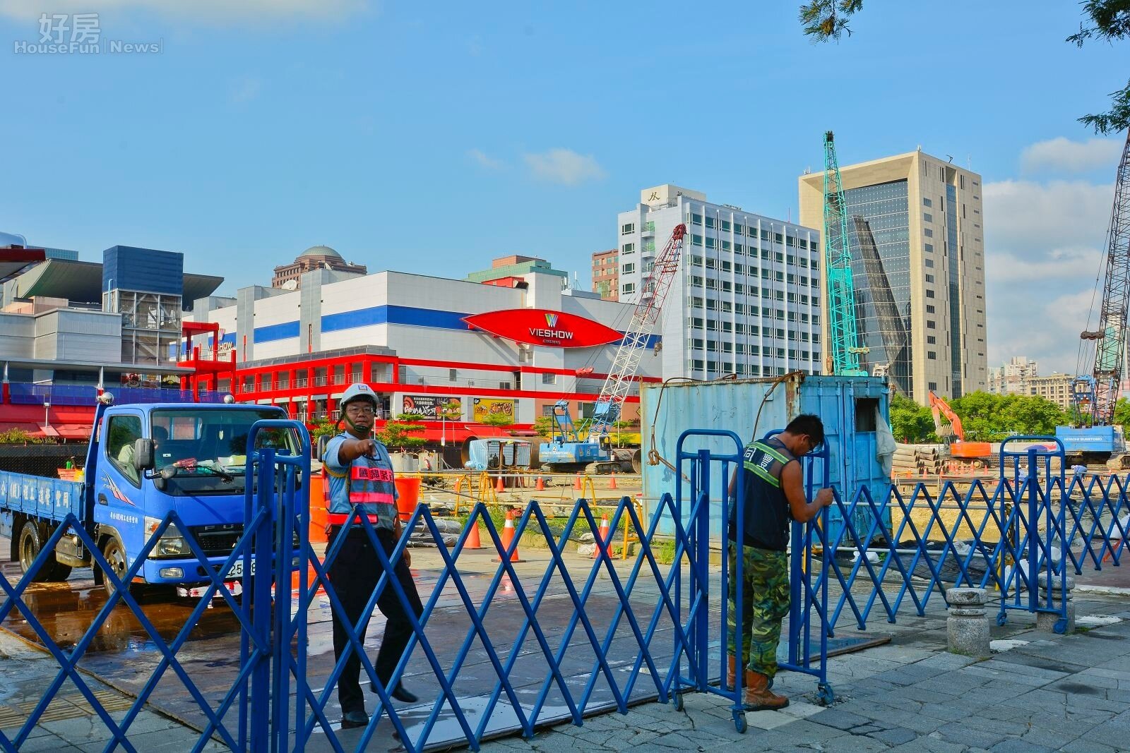 南山廣場為台北市信義區世貿二館土地基地權,南山人壽與日本三菱地所設計及國內翰亞建築師事務所共同得標,權利金總金額268億8800萬元，換算土地單價為501.95萬元,打敗國泰人壽取得地上權標案的地王寶座,圖為南山廣場望向華納威秀。