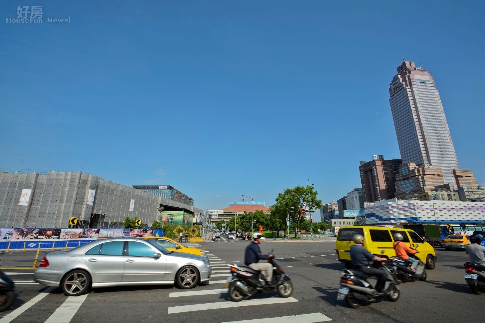 台北市中正區雙棟摩天大樓位於重慶北路與市民大道路口,原預計完工後取代星光摩天大樓,卻因弊案的發生造成工程延宕,其中涉案人員有,台北市府財政局長邱大展、台北市議員賴素如、太極雙星負責人何岳儒、太極雙星發言人王佑仁等人多人涉案,圖左為C1預定地,中為台北車站西面出口,右為星光摩天大樓,雙子星弊案。(好房News記者 陳韋帆/攝影)