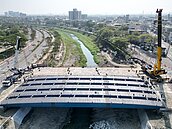 小橋大拓寬！高雄岡山「這座橋」順利上樑　力拚年底完工