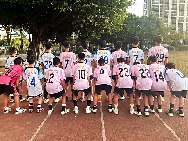 永慶房產集團加盟四品牌中區經管會力挺學子勇於追夢,捐贈台中市崇倫國中足球隊全新足球球衣。圖/永慶房產集團提供