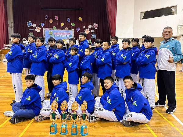 有巢氏房屋中區經管會長期關注偏鄉資源不足狀況,贊助南投縣埔里國中跆拳道隊球衣費用,期望學生在體壇發光發熱。圖/永慶房產集團提供