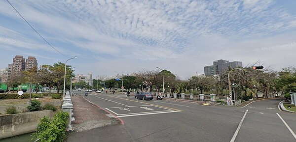 為改善交通壅塞,市府工務局道路養護工程處自17日起進行為期約四個月的自由橋道路拓寬工程,本次拓寬後可將原先的四線道擴增至五線道。圖/取自google maps