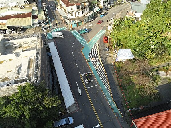 土城國中校外的永寧路一側原無人行道,工務局協助學校退縮圍牆新闢人行道,讓完工後的人行道寬度至少2.5公尺。圖/新北市政府提供
