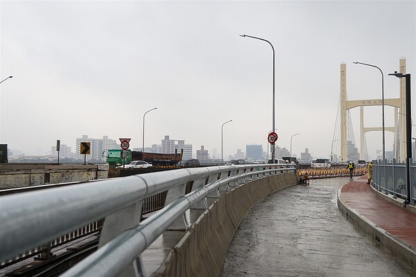 三重區環河北路二段往台北市方向增設機車道工程將完工。圖／新北市政府提供