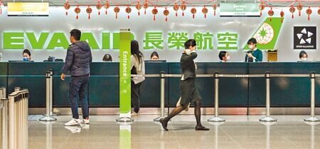 長榮航空機師醞釀罷工,機師工會25日公布春節以及清明連假期間為2個警戒時段。(陳麒全攝)