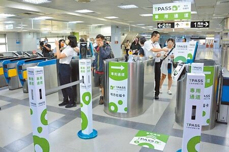 台北市交通局宣布，即日起民眾使用「記名悠遊卡」設定TPASS基北北桃1200通勤月票，提供每人每年1次票卡遺失按比例退費服務。（本報資料照片）