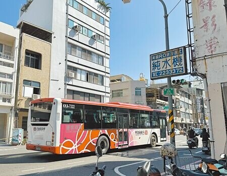 
台南公車司機缺額約1成，迄未補齊，台南市4家客運業者近期將幫公車司機加薪，加薪幅度仍在研議中。（曹婷婷攝）
