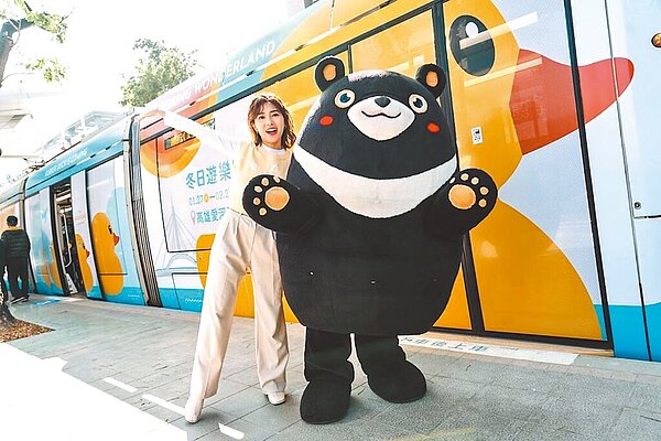 「黃色小鴨」將於27日再度降臨高雄愛河灣，高市府發言人周璟瑜（左）與觀光大使高雄熊（右）聯手宣傳。圖／高市府新聞局提供