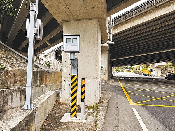 苗栗縣警局25日公布2023年固定超速照相桿王,位在台13線頭屋交流道南向高速公路橋下固定式測速照相桿,去年一整年共取締了7180件,榮登桿王寶座。圖/苗栗縣警局提供