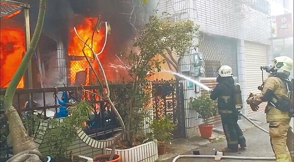 台南市新營區中正路25日下午2點半發生一起民宅火警,消防人員獲報火速到場灌救。(讀者提供/張毓翎台南傳真)