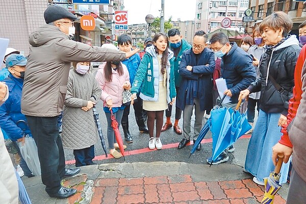 基隆市新豐街道路規畫不良，行人空間與私人社區用地多有重疊，導致人行道年久失修，常有民眾走路時不慎跌倒受傷。基隆市議會議長童子瑋（前右三）與市議員許睿慈（前右四）邀市府及周邊社會管委會現勘，協調改善道路問題。（基隆市議員許睿慈辦公室提供／徐佑昇基隆傳真）