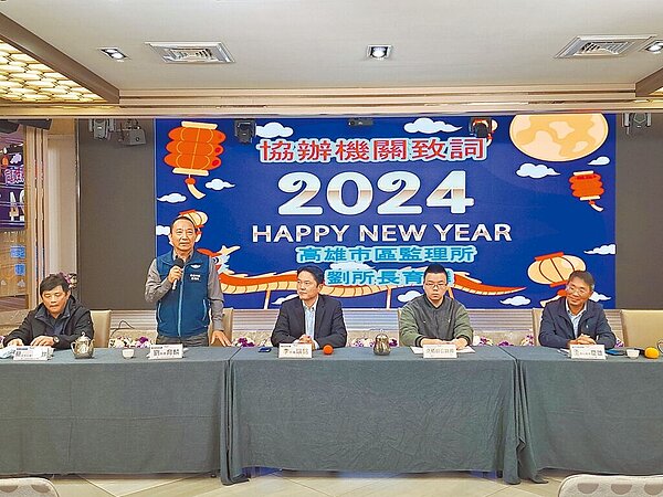 公路局相關單位25日上午舉行高屏地區春節疏運記者會,針對熱門景點提出多項疏導措施,並推出多項大眾運輸搭乘優惠。(高雄市區監理所提供/任義宇高雄傳真)