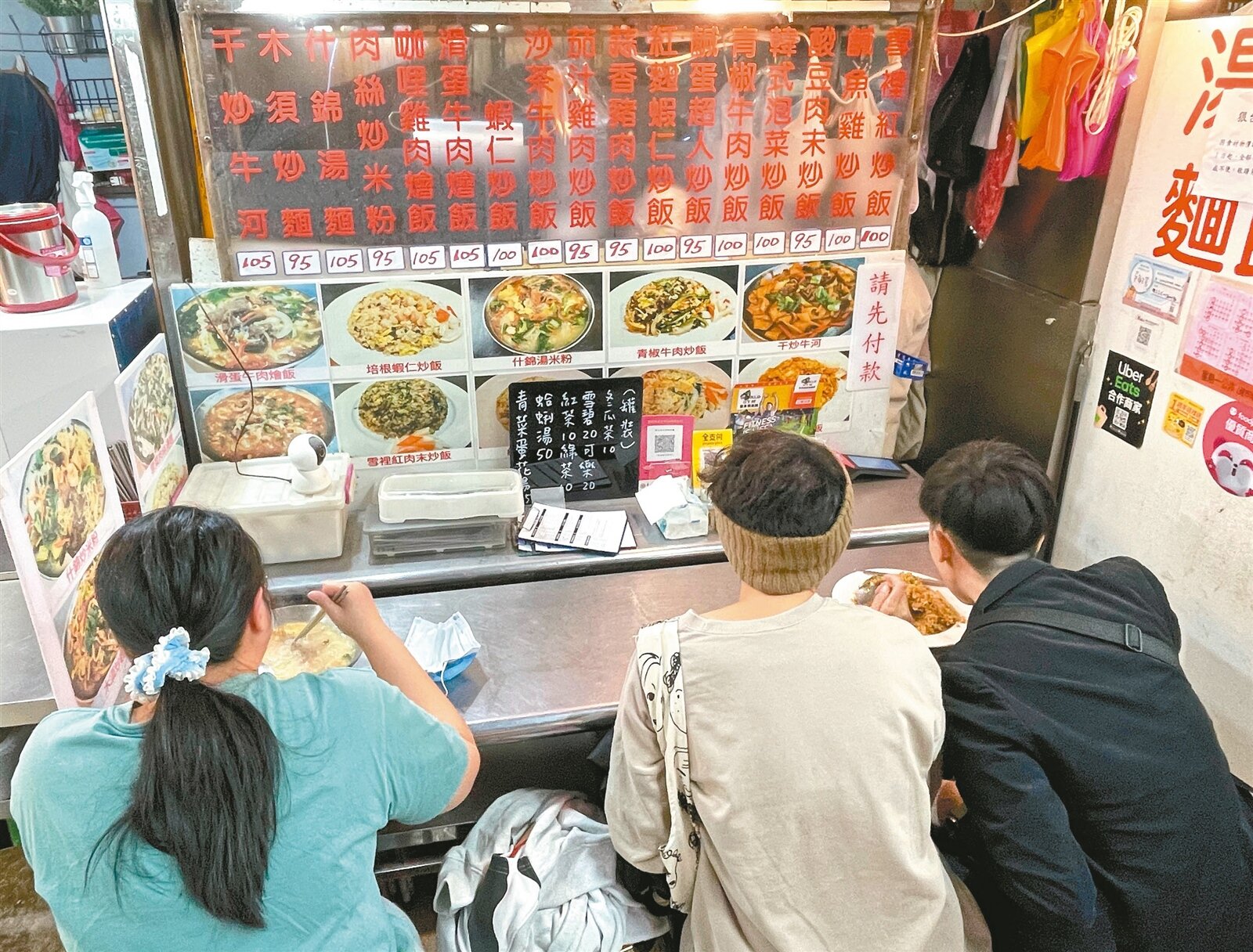 央行利率已連續三季維持不變,理事關切物價能否順利回落至警戒值百分之二以下,但若今年電價調漲,物價恐也將跟著漲一波。記者潘俊宏/攝影