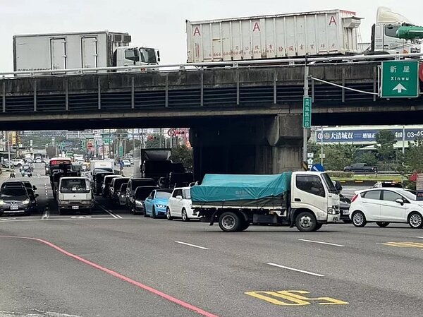 桃園中壢新屋交流道上下班時間時常大塞車，有民代希望拓寬匝道緩解交通壅塞，桃園交通局說，因入口匝道2側各有五楊橋墩限制匝道寬度，已無空間將入口匝道拓寬，長期仍需仰賴中豐交流道完工後紓解。圖／彭俊豪提供
