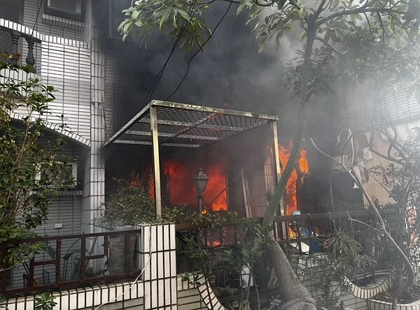 台南新營區1處民宅昨天大火，造成林姓女子與兒子死亡，女兒重傷未脫離險境。圖／記者莊曜聰翻攝
