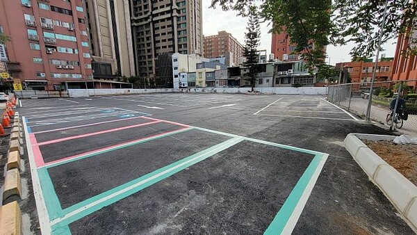 桃園市蘆竹區新南路一段加油站舊址荒廢多年,經交通局向國產署爭取,現改闢為停車場,3月之前可免費停車。圖/桃園市交通局提供