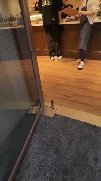 有民眾拍影片發現,一隻老鼠溜入網紅超哥的海鮮餐廳「超甲組海鮮丼飯」,直呼主廚直接插隊且沒戴口罩,看來超哥的確是有在觀眾大家的留言,馬上更換主廚。圖/取自PTT