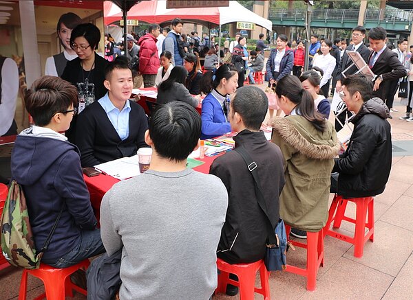 新北市政府勞工局將於1月27日(六)上午10時至下午2時,在新北市政府市民廣場舉辦「2024新北市暖冬就業博覽會」。圖/新北勞工局提供