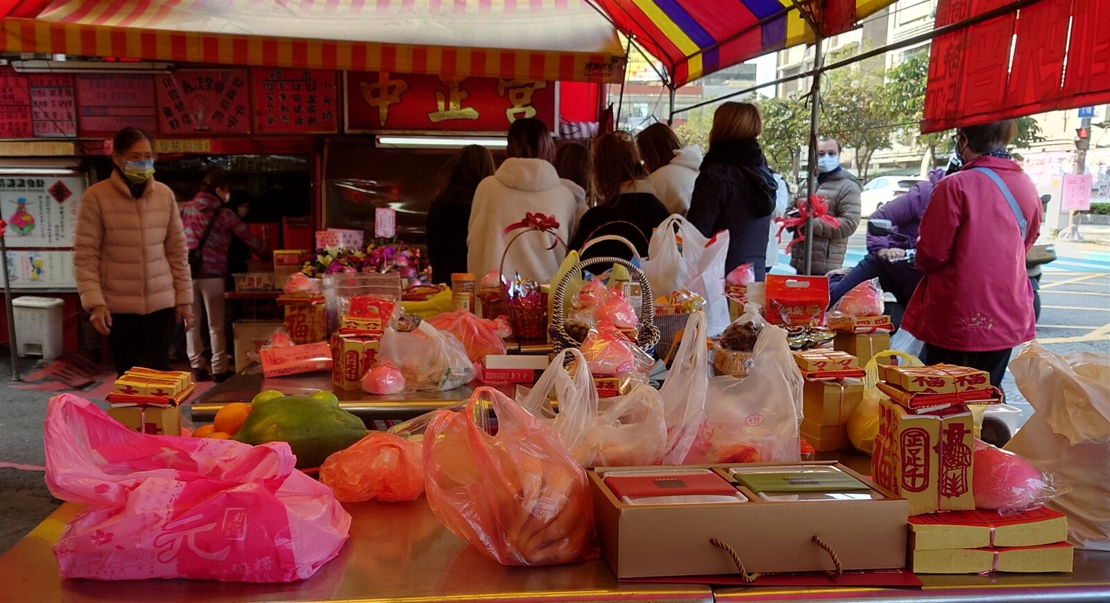 今天是尾牙,信眾紛紛到福德正神宮廟上香謝神,記者簡慧珍/攝影