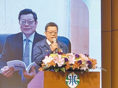 台水公司26日在台中市新民高中舉辦50周年大會,董事長李嘉榮透露,目前研議針對低用水戶水費調降2%,用水大戶則將拉大級距收費。(王煌忠攝)