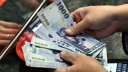 高利率、新台幣貶值導致保單解約率攀高,加上新保單難賣,壽險去年保單給付總額大於總保費收入。圖∕本報資料照片