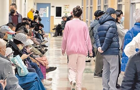 衛福部26日公布各層級醫院三班護病比標準，新制3月1日上路。圖為醫院看診病人眾多，護理人員忙碌來回穿梭。（姚志平攝）