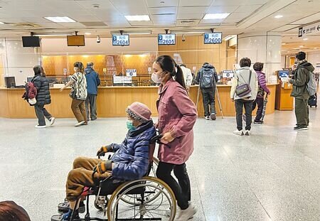 台北區、北區醫學中心評鑑結果即將出爐，由於醫學中心有較高的健保給付點值，所以造成國內醫療水準較高醫院爭取。圖為民眾前往極力爭取成為醫學中心的新店慈濟醫院看診情形。（鄧博仁攝）