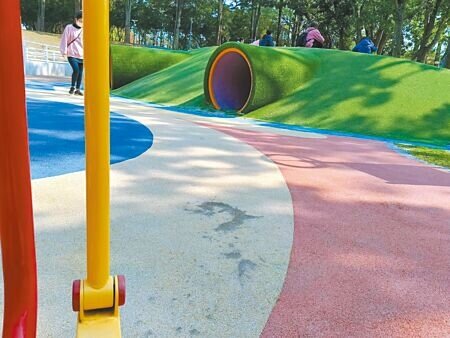 雲林斗六膨鼠森林公園遭重機騎士闖入練習「翹孤輪」,地墊被油漬毀損,斗六市公所將提告違反公共安全及毀損公物。(周麗蘭攝)