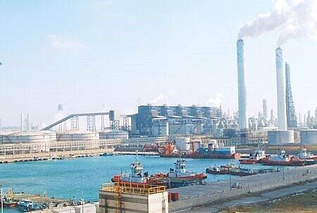 油價突破80美元、塑化報價漲勢放大下,有助塑化族群營運轉機,由台塑四寶領軍攻堅,台聚集團、聯成等專業廠跟進聯袂攀揚表態,終場類股指數上漲1.56%,漲幅居上市類股之冠。圖∕本報資料照片