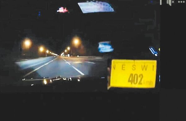網路瘋傳國道飆速402公里影片,貼文者更炫耀連假半夜都沒紅斑馬,警方調查發現是40歲戴姓男子為追求點閱率後製過的假畫面,訊後依涉嫌違反《刑法》送辦。圖/摘自爆料公社