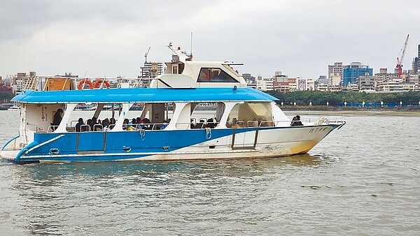 忠孝碼頭荒廢許久,新北市高灘處去年中於委外合約中要求須開定期航班,26至28日忠孝碼頭到大稻埕碼頭航班試營運,讓民眾搭船到迪化街採買年貨,此航線擬於3月1日起雙向定期開航,以活絡藍色公路。圖/新北市高灘處提供