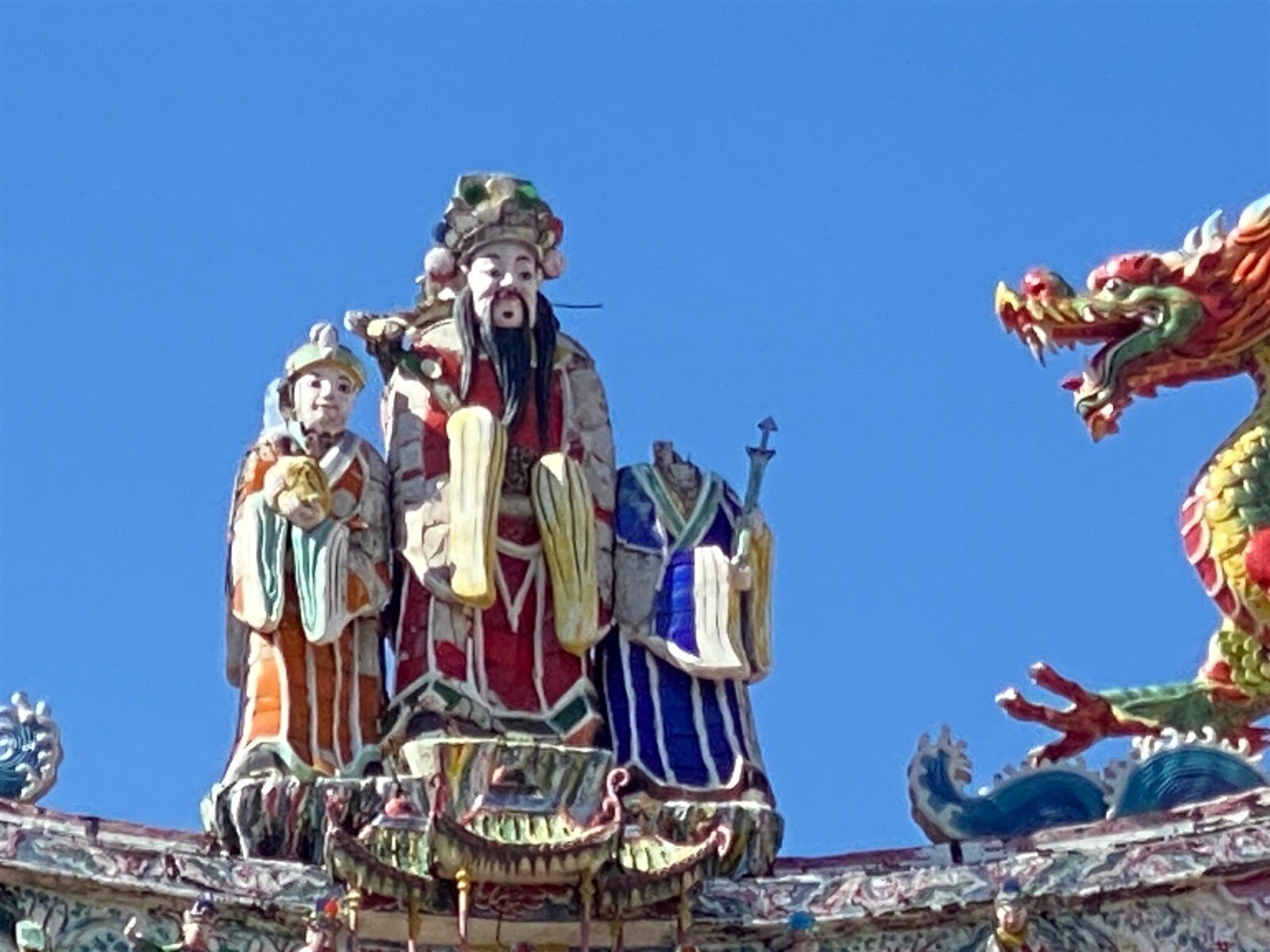 彰化市鄭成功廟去年12月初被民眾發現廟頂主脊的剪黏三仙當中,右側「劍童」出現斷頭。記者林敬家/攝影