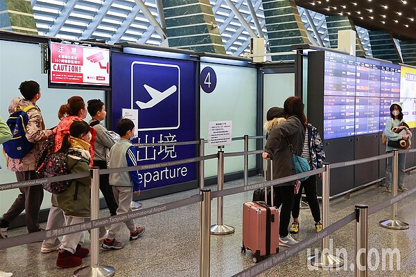 因應春節連續假期國人赴日旅遊高峰，日本出入國在留管理廳在桃園機場實施「臺日機場入境事先確認」作業，預估近6千名旅客可受惠。圖為桃園國際機場出境旅客。記者黃仲明／攝影 