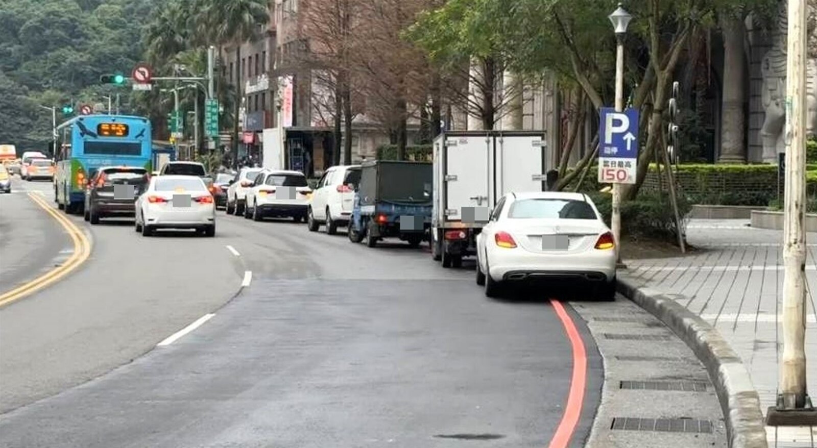 基隆豪宅城上城社區前紅線彎道,整排違停阻車流引民怨。記者游明煌/攝影