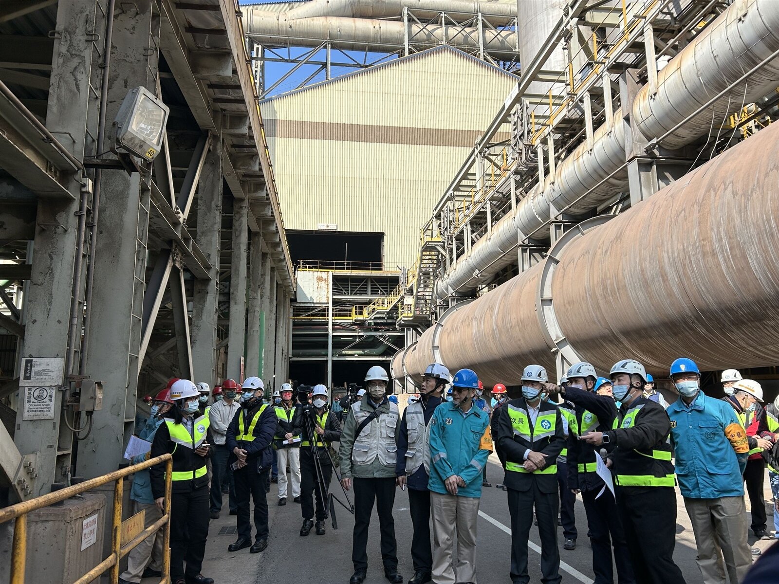 勞動部昨執行春安勞安檢查，稽查人員突檢中龍鋼鐵，查出3缺失開罰30萬。記者趙容萱／攝影 