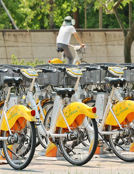 台北市長蔣萬安選舉政見YouBike前30分鐘免費，拚農曆年前上路。圖為松山站周邊借還站狀況。記者曾原信／攝影